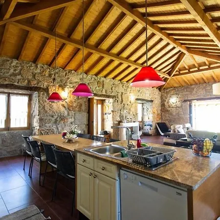 Дом отдыха Luxury Spacious Farmhouse With Great Land Viewa